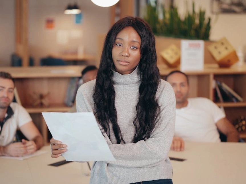 Zróżnicowany zespół ekspertów finansowych dyskutujący przy stole w nowoczesnym biurze.